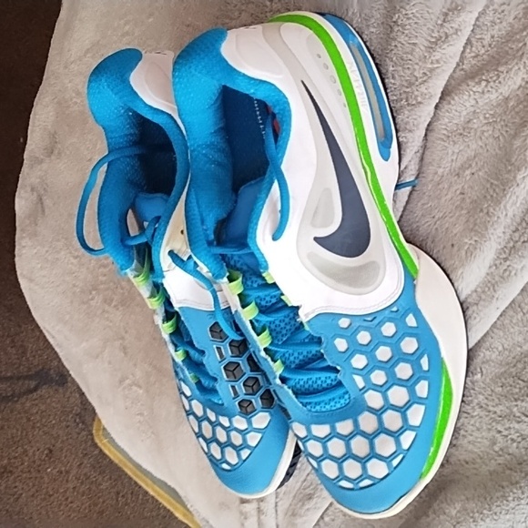 Nike's - Picture 3 of 4